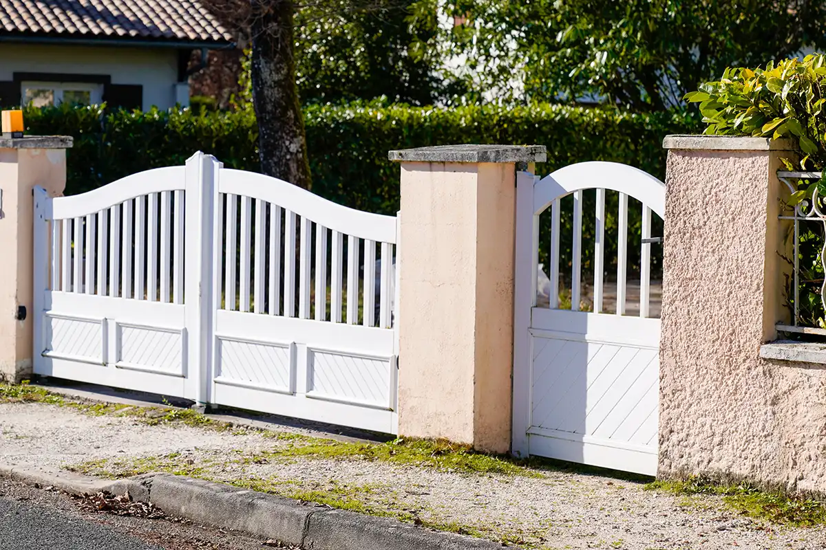 Movable portal fence